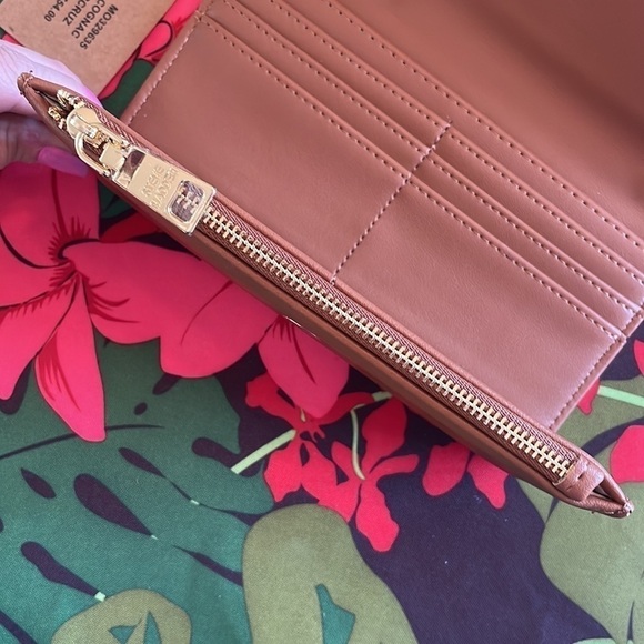 Brand New Steve Madden Cruz Cognac Trifold Snap Wristlet Wallet Gold Tone Chain - Picture 12 of 16